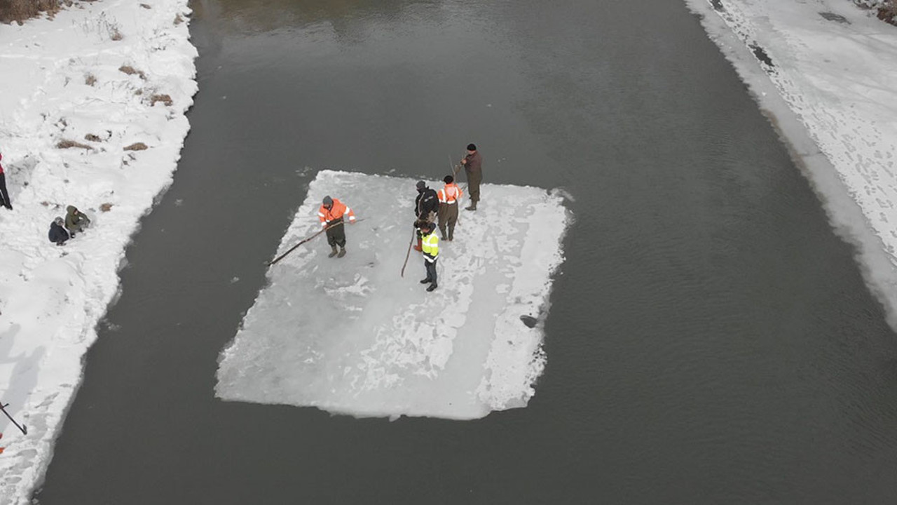 Eksi 15 derecede ‘Buzdan sal’ yapıp balık avladılar