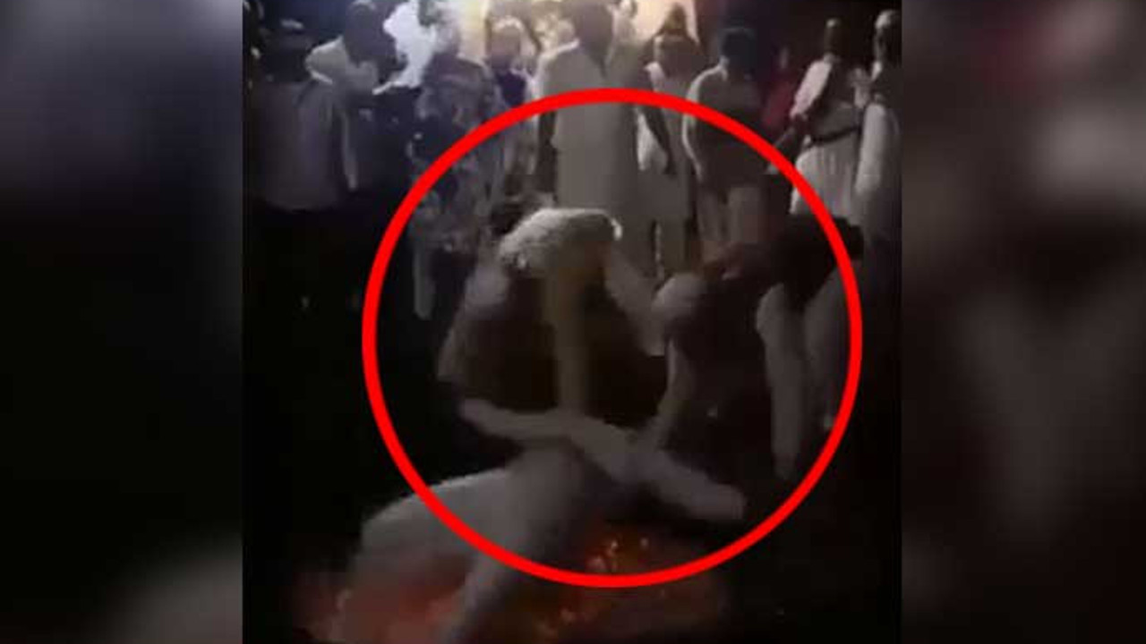 Tarikatın günahtan arınma ayininde ateşe düştüler