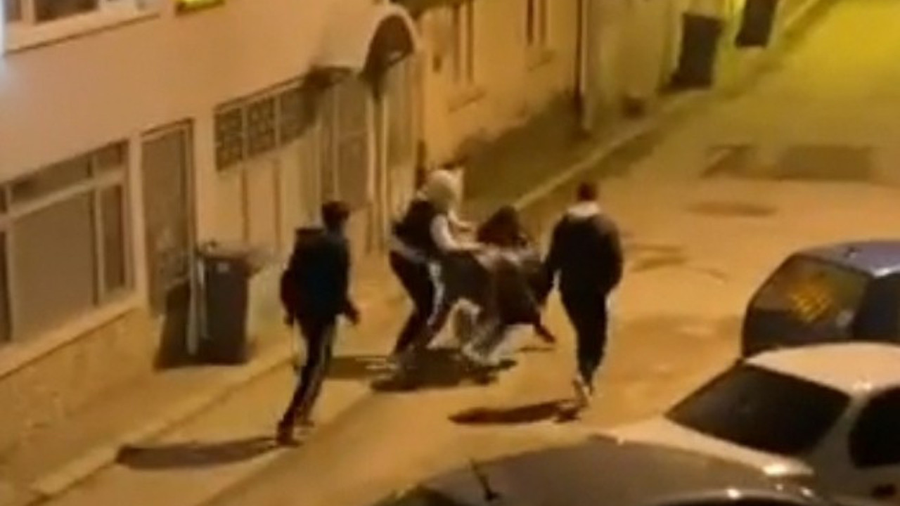 7 kişi bir genci 1 dakika dövdü