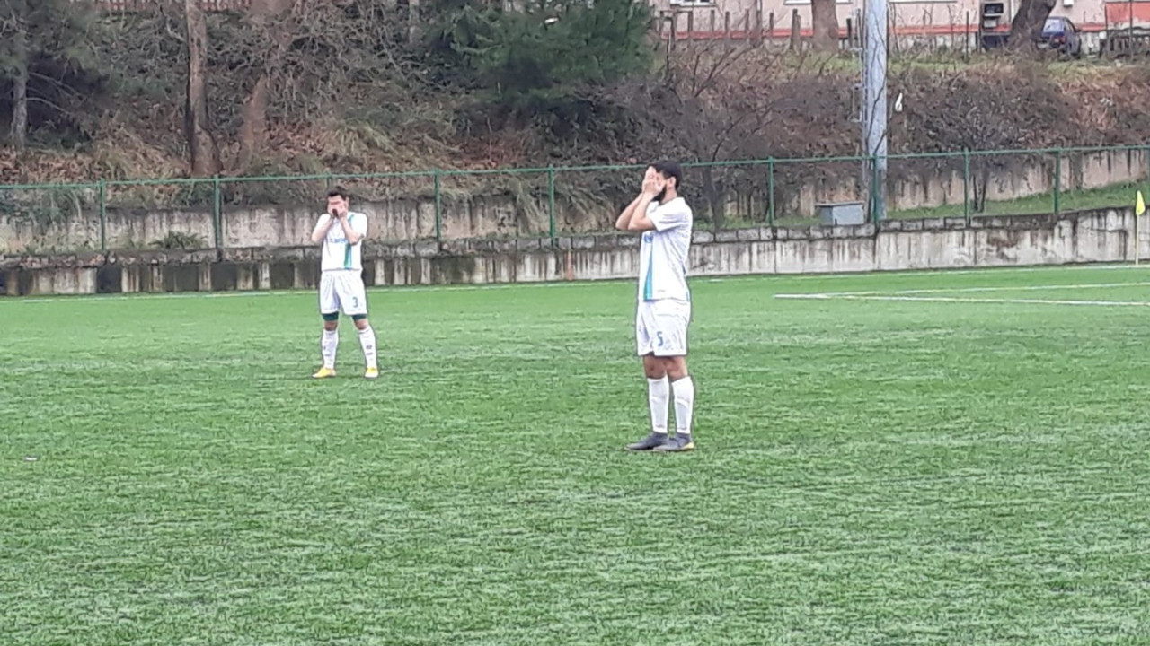 Hakeme tepki olarak gözlerini kapattılar! Genelde onlar da öyle yapıyor