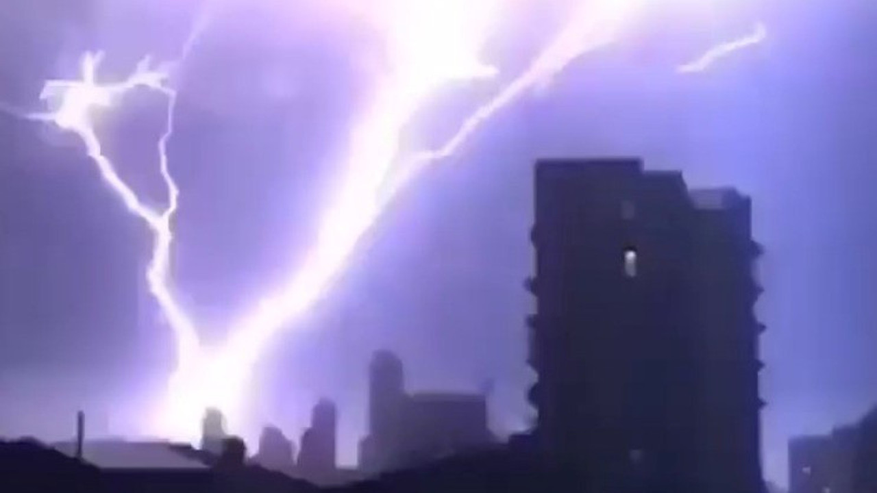 Antalya'da şimşek bir başka çaktı