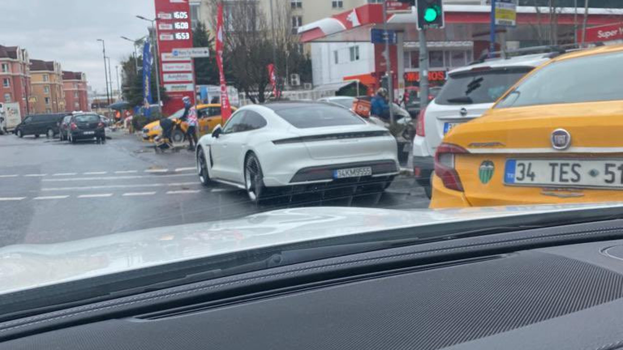 Hakem Mete Kalkavan trafikte Porsche marka lüks aracını yaya geçidine bırakıp gitti! Anında fotoğraflandı