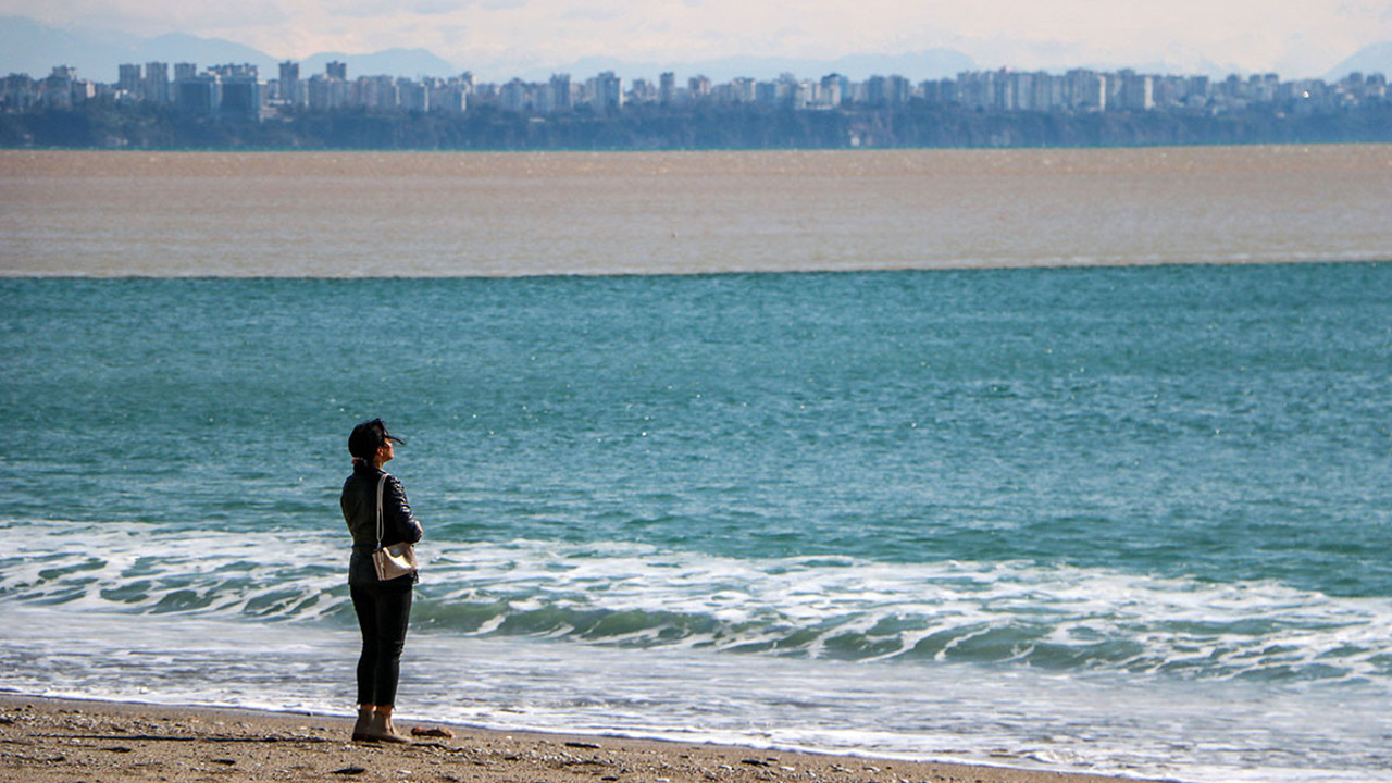 Konyaaltı sahili çamur rengini aldı! Görenler hemen telefonlara sarıldı...