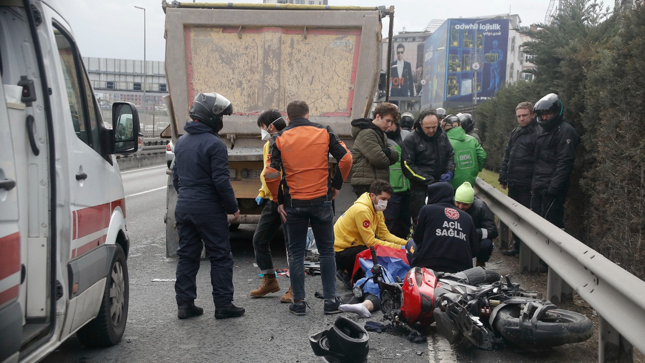 Hafriyat kamyonuna çarpan motosikletteki yolcu öldü