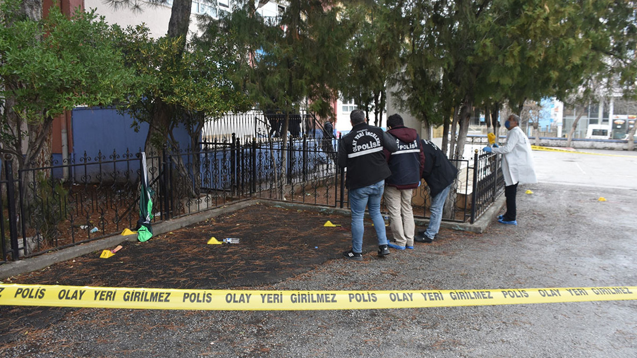 İlkokul bahçesindeki kavgada kan aktı: 2 yaralı