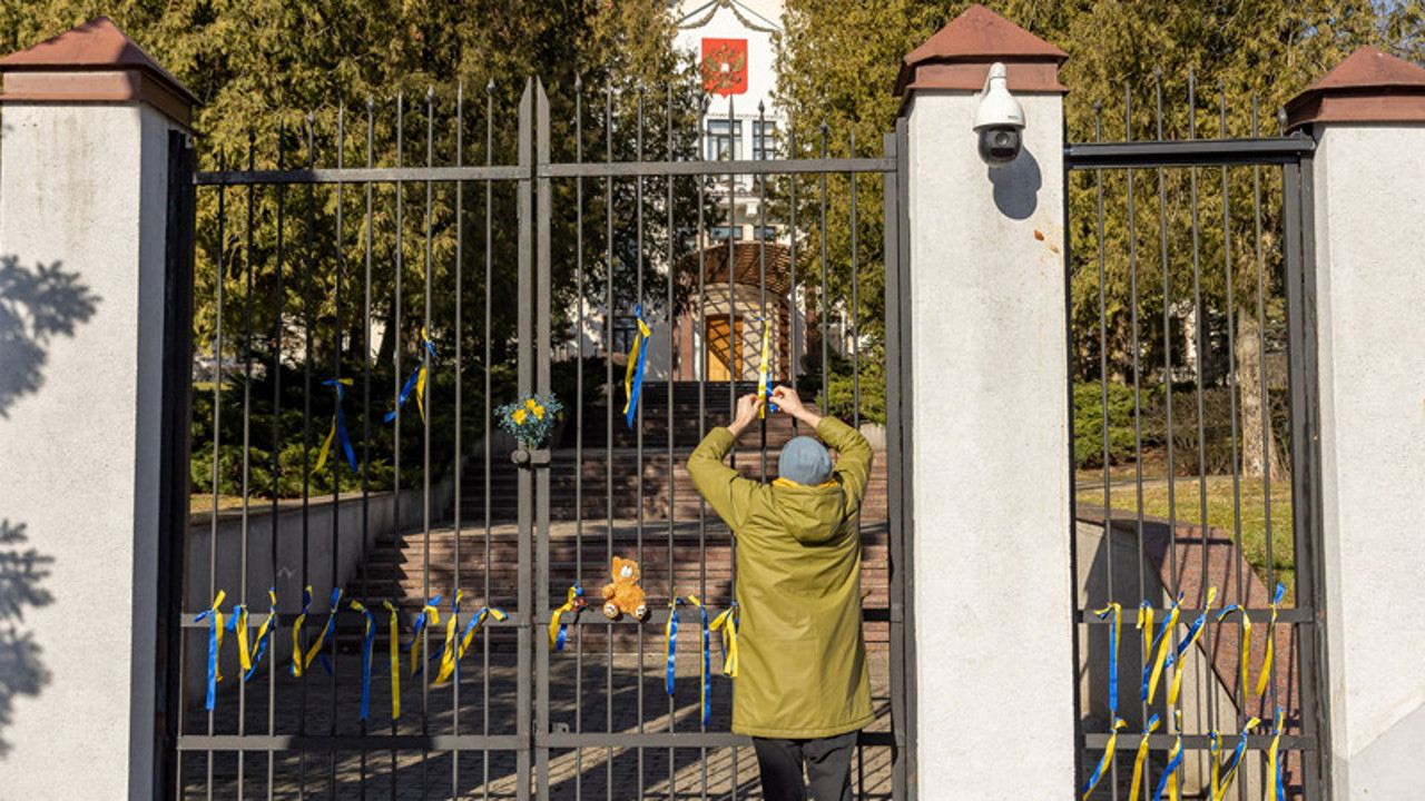 Rus elçiliğinin bulunduğu yolunun adı değiştirildi