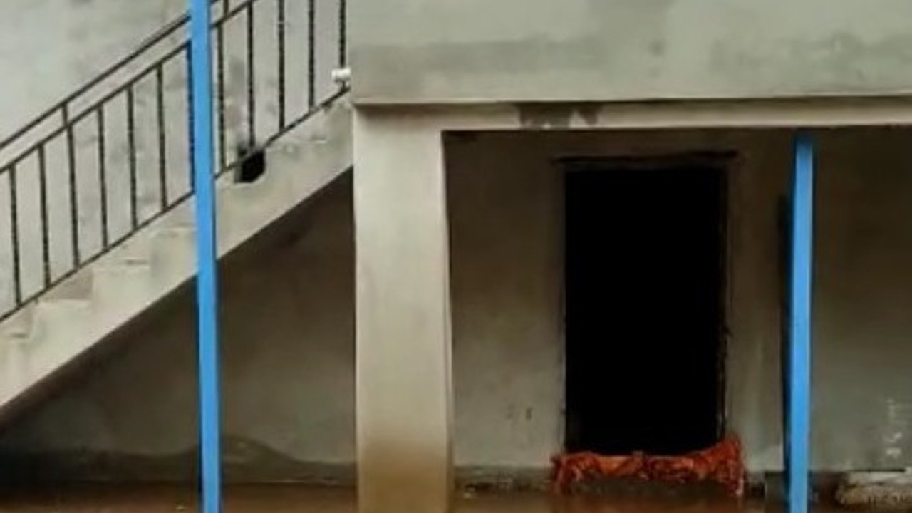 Dere taştı evler sular altında kaldı