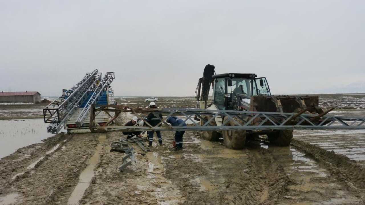 Fırtına dev gibi elektrik direklerini devirdi