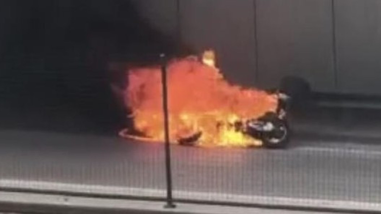 Motosiklet alev alev yandı. Canını zor kurtardı