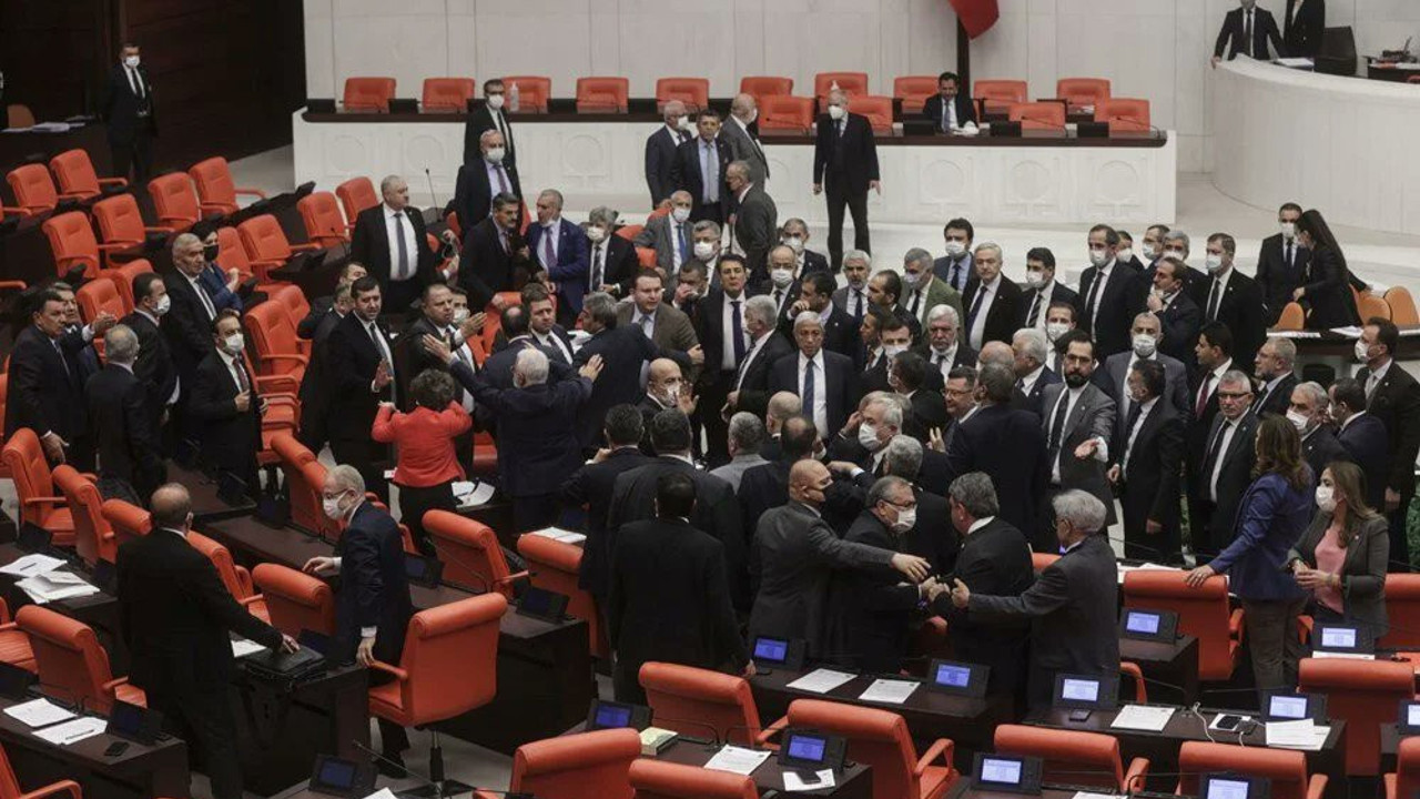 Meclis'te yumruklu kavga. CHP'li ve MHP'li vekiller birbirine girdi