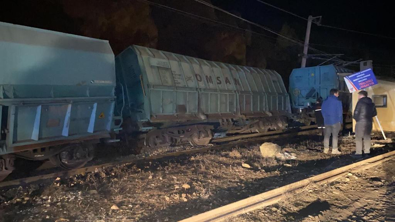 Demir yüklü 7 vagon devrildi!