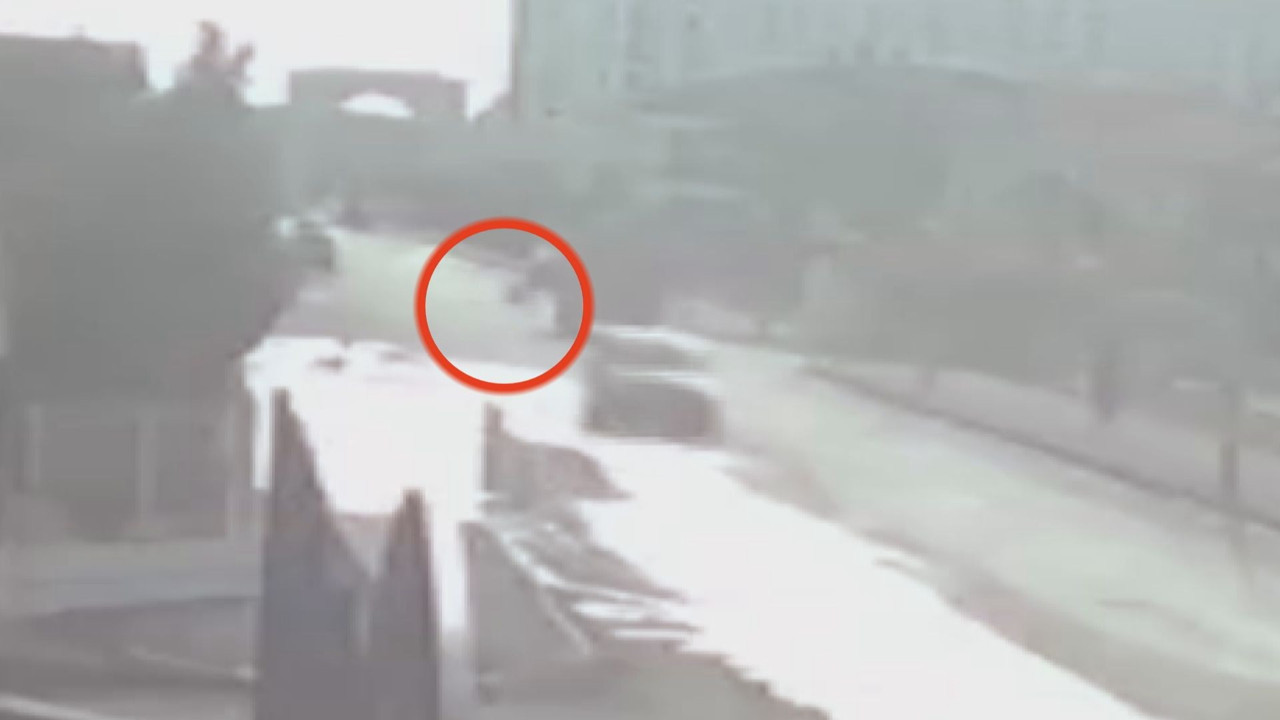 Sokak köpeklerinin kovaladığı kız çocuğu, kamyonun altında kaldı