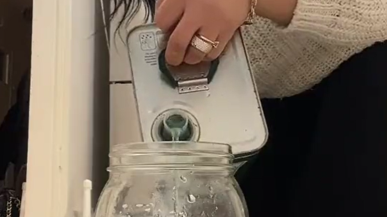 Ev hanımı marketten zeytin yağı diye aldı bakın içinden ne çıktı. Sizin Allahınız yok mu