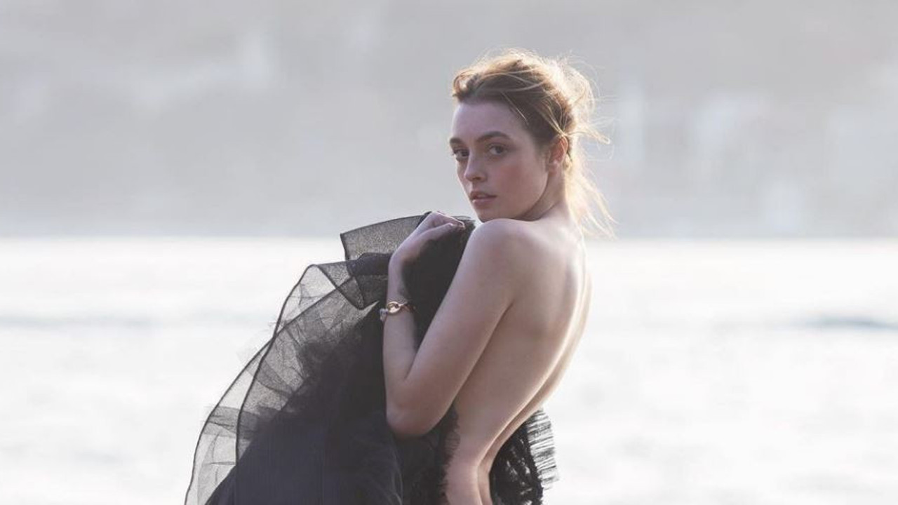 Oyuncu Melis Sezen sokakta bornozla dolaştı