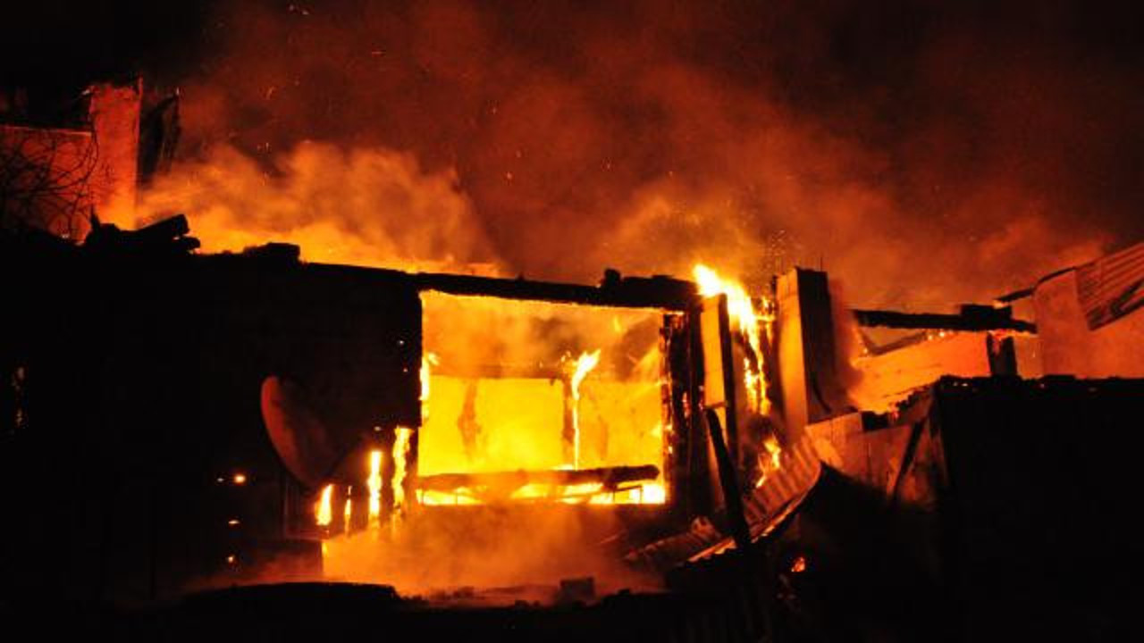 Bolu'da çıkan yangında ahşap ev kül oldu