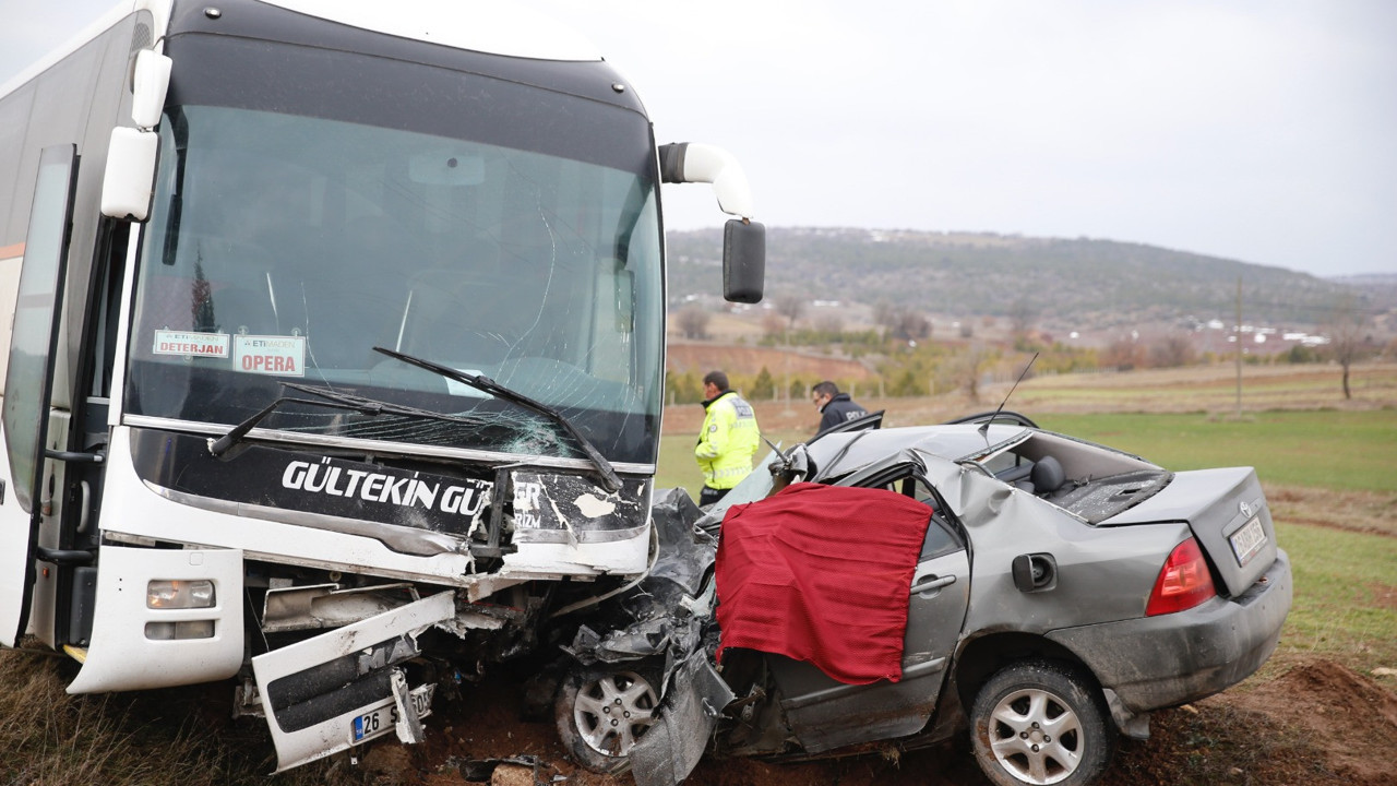 Eskişehirde otobüs otomobili paramparça etti! Şampiyonaya giden tekvandocu baba, kızı ve bir sporcunun babası öldü