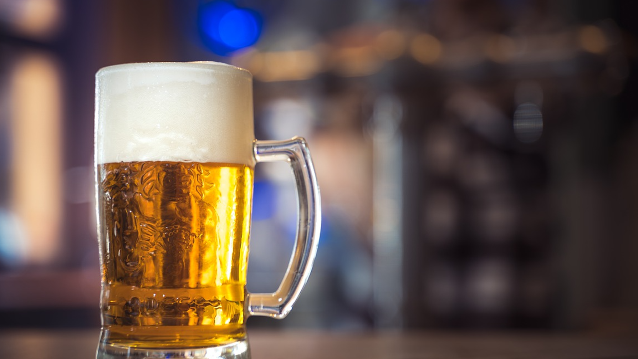 Günde iki bardak bira içmenin beyne 10 yıllık yaşlanma kadar zarar verdiği keşfedildi