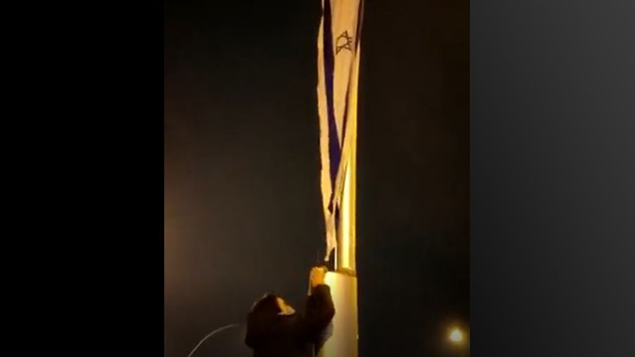 Ankara'da protokol yoluna asılan İsrail bayraklarını yırttılar