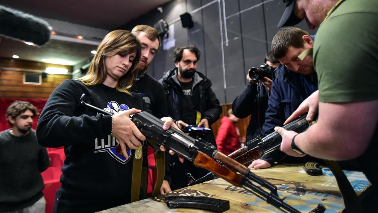 Sinema salonunda silah eğitimi