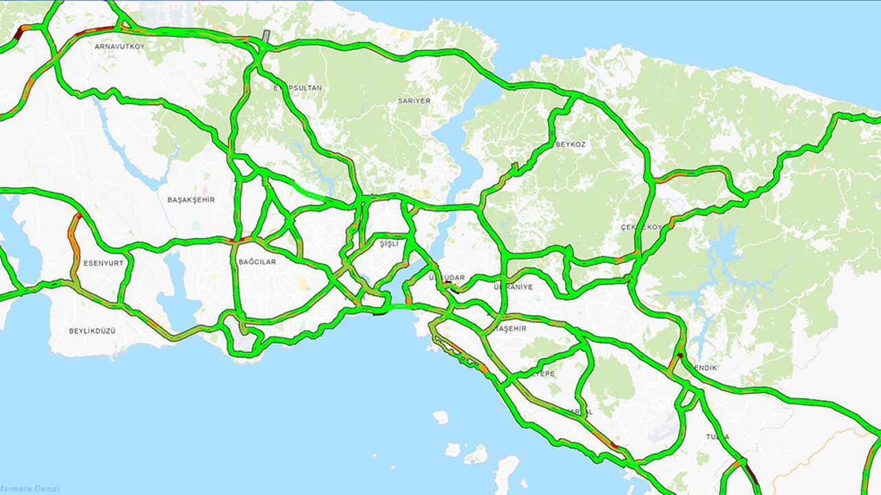İstanbul'a kar yağdı yollar boş kaldı. ‘Yolda kalırız’ diye korkutan kimse trafiğe çıkamadı