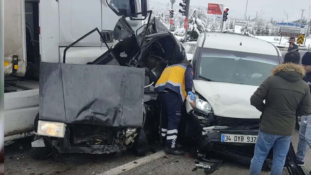 TIR, kırmızı ışıkta bekleyen 5 araca biçti: 1 ölü, 11 yaralı