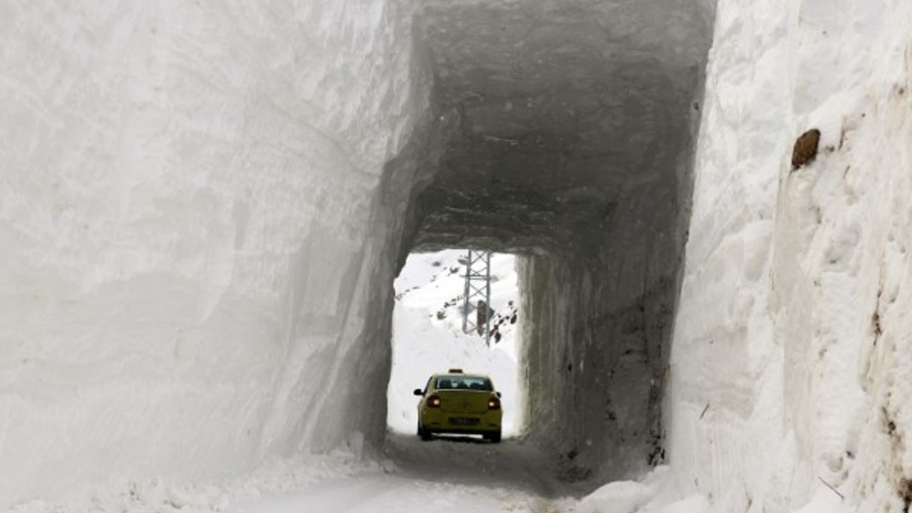Çığ düşen köy yolunda karı kaldıramayınca tünel açtılar