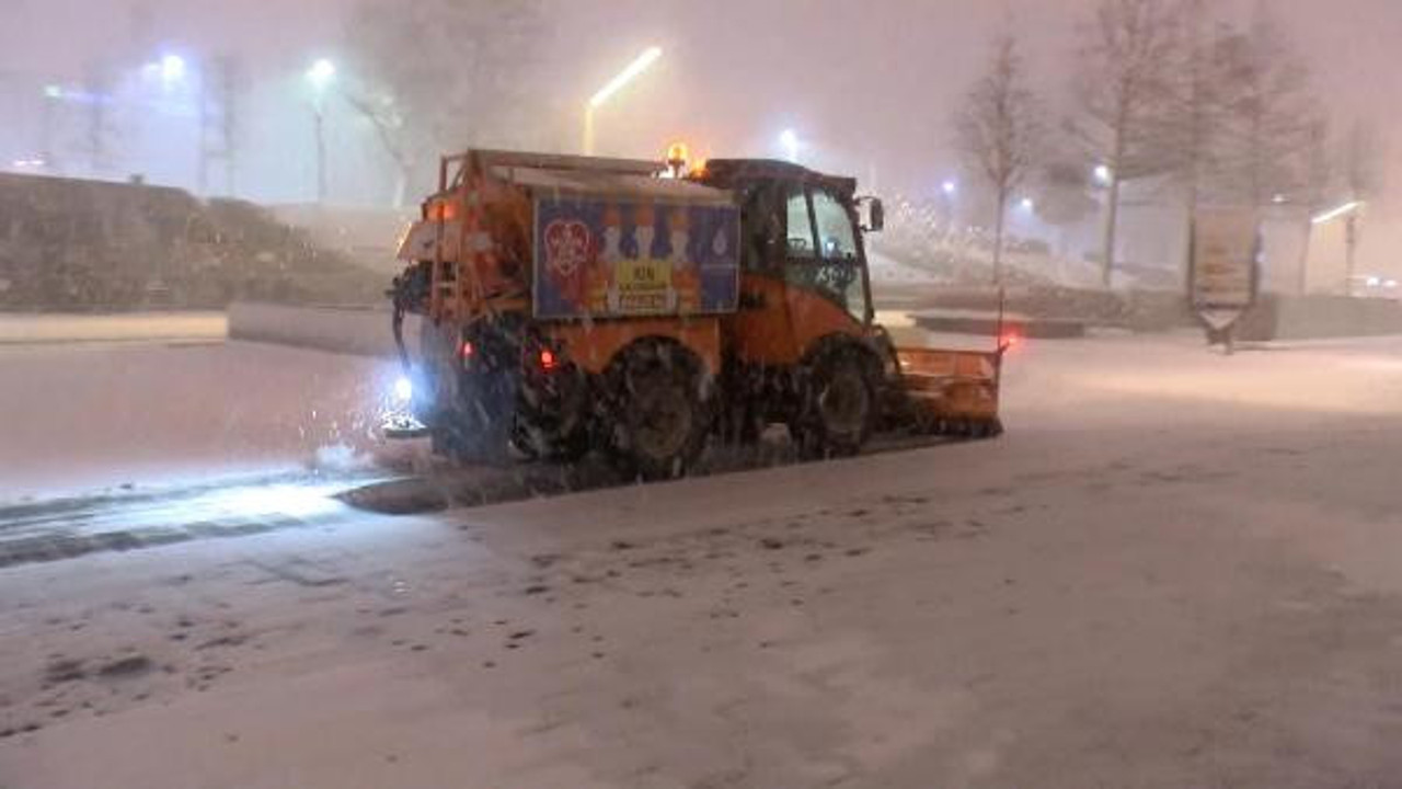 Aybar kar fırtınası İstanbul'u fena vurdu