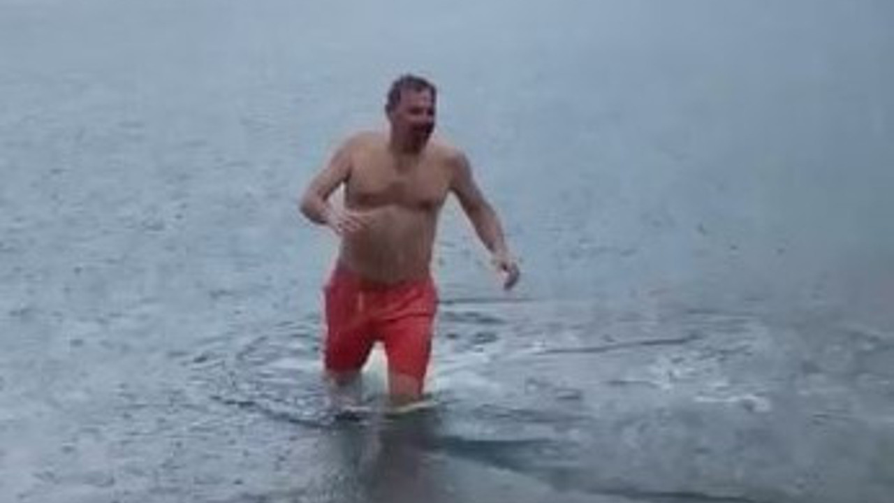 Dondurucu soğukta denize girdiler