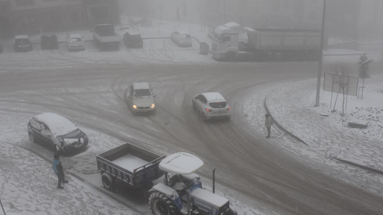 Şırnak'ta kar yağışı ve sis etkili oldu