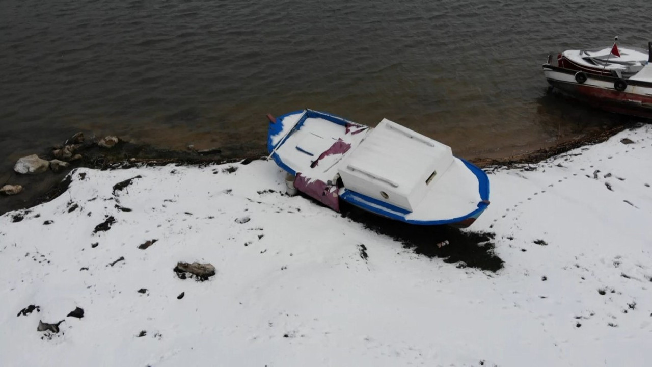 Terkos Gölü'nde kartpostallık kar manzarası