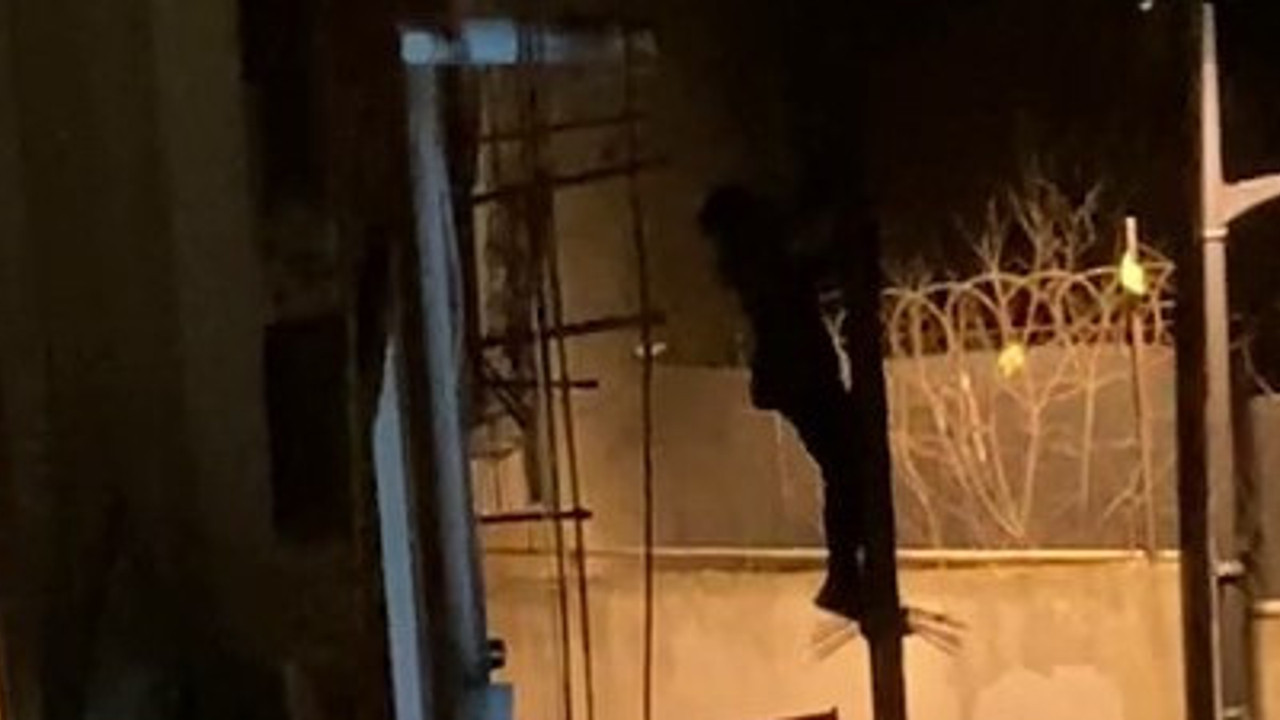 Bir kişi elektrik tellerini koparmaya çalıştı