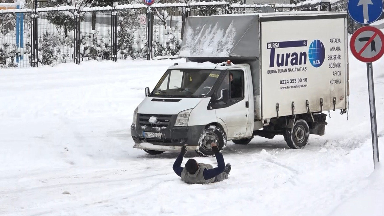 Karlı ve buzlu yollar, kaldırımlar vatandaşın kabusu oldu