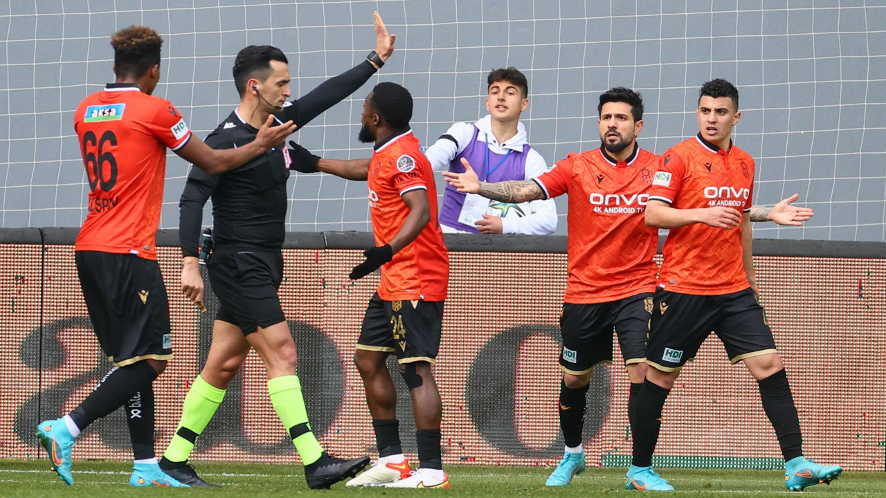 Altay-Malatya maçında büyük kriz! Adil Gevrek: İkinci yarıya çıkmayın