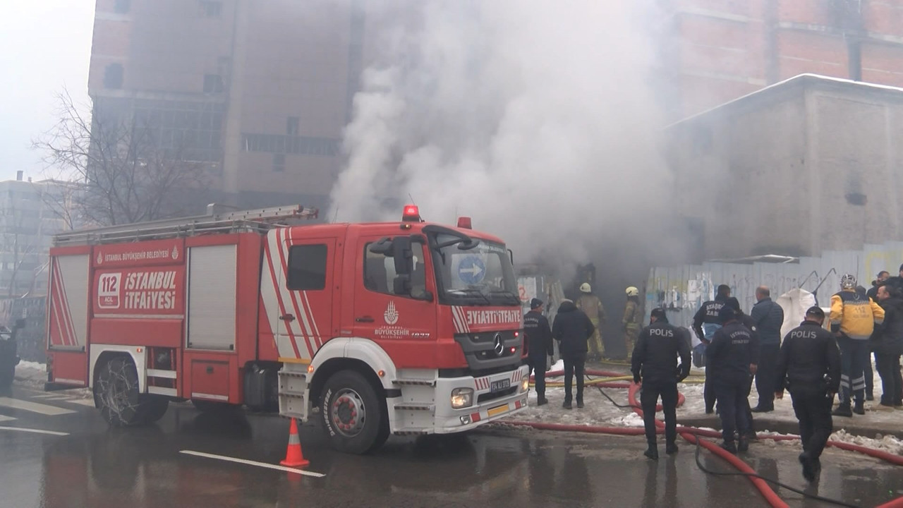 Kağıt toplayıcılarının kaldığı konteynerde yangın