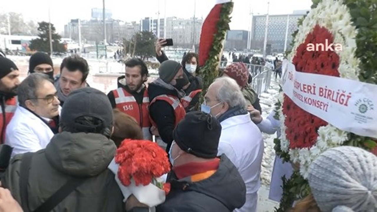 Tıp Bayramı'nda Atatürk Anıtı'na çelenk bırakmak isteyen hekimlere polis müdahale etti