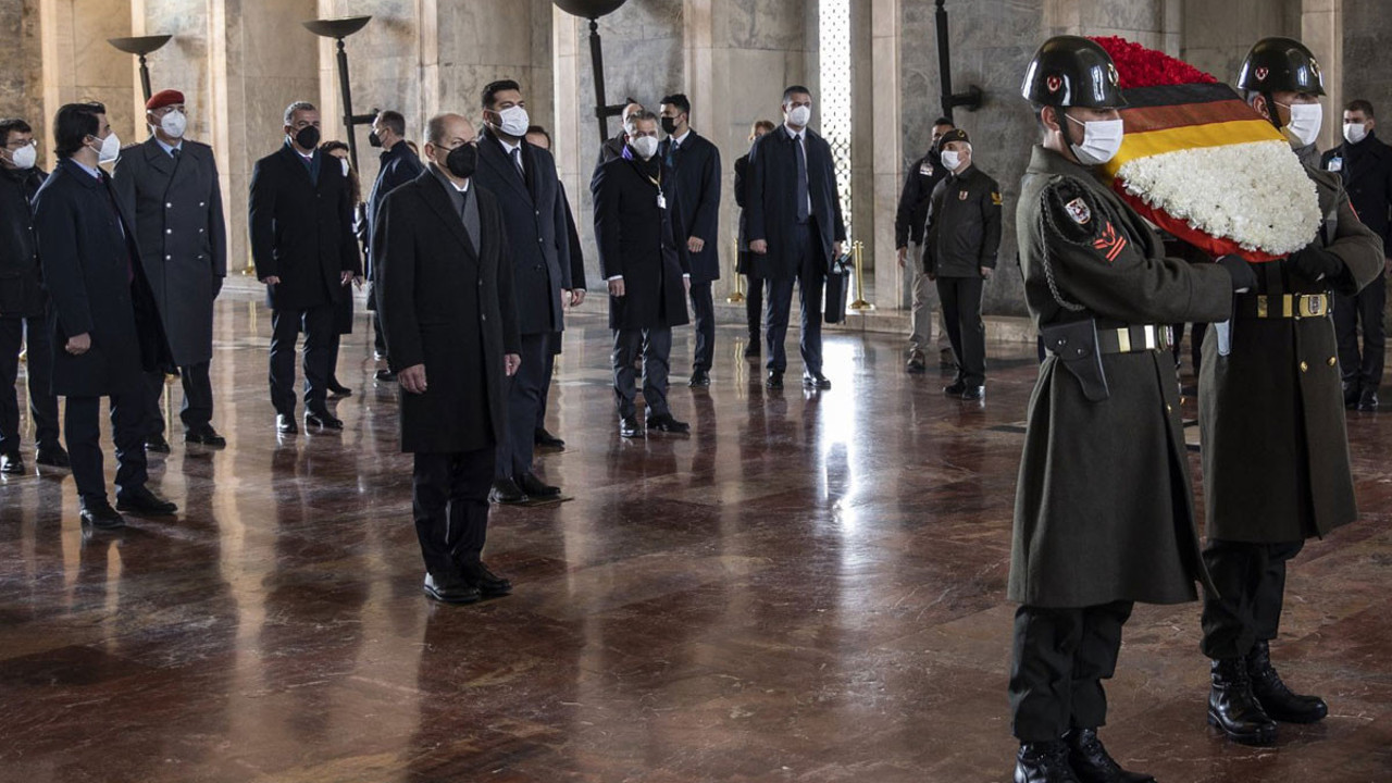 Almanya Başbakanı Olaf Scholz Anıtkabir'i ziyaret etti: "Atatürk’e derin saygıyla"