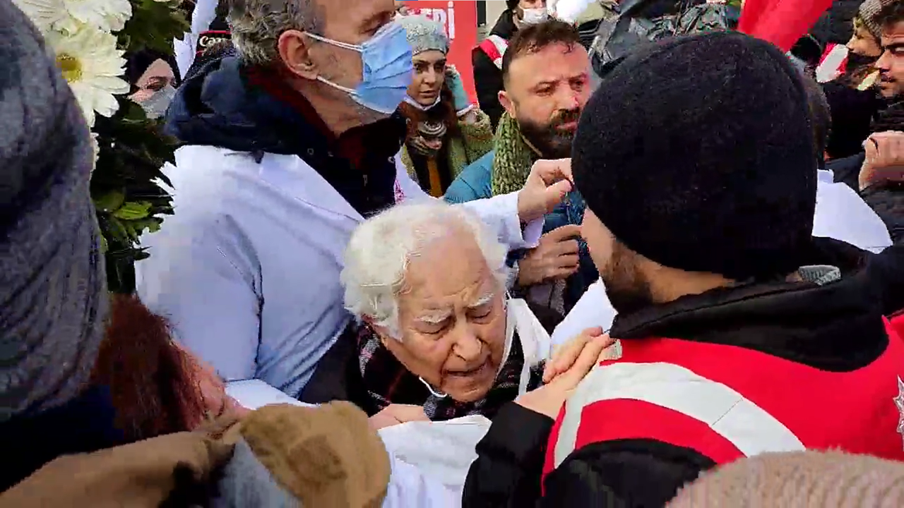 89 yaşında yerlerde sürüklenen doktorun görüntüsü izleyenleri üzmüştü. Hangi ünlü yazarın yakını çıktı