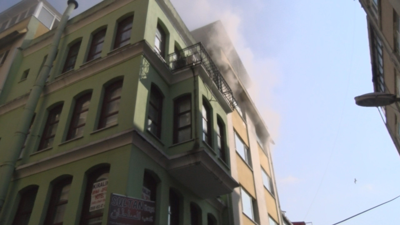 Fatih’te ayakkabı imalathanesinde yangın (15 Mart 2022)