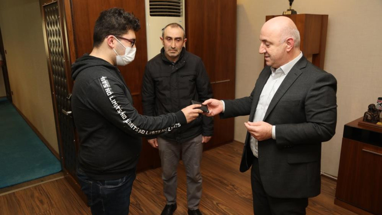 Para ve altın dolu cüzdan buldu. Temizlik işçisinden örnek davranış