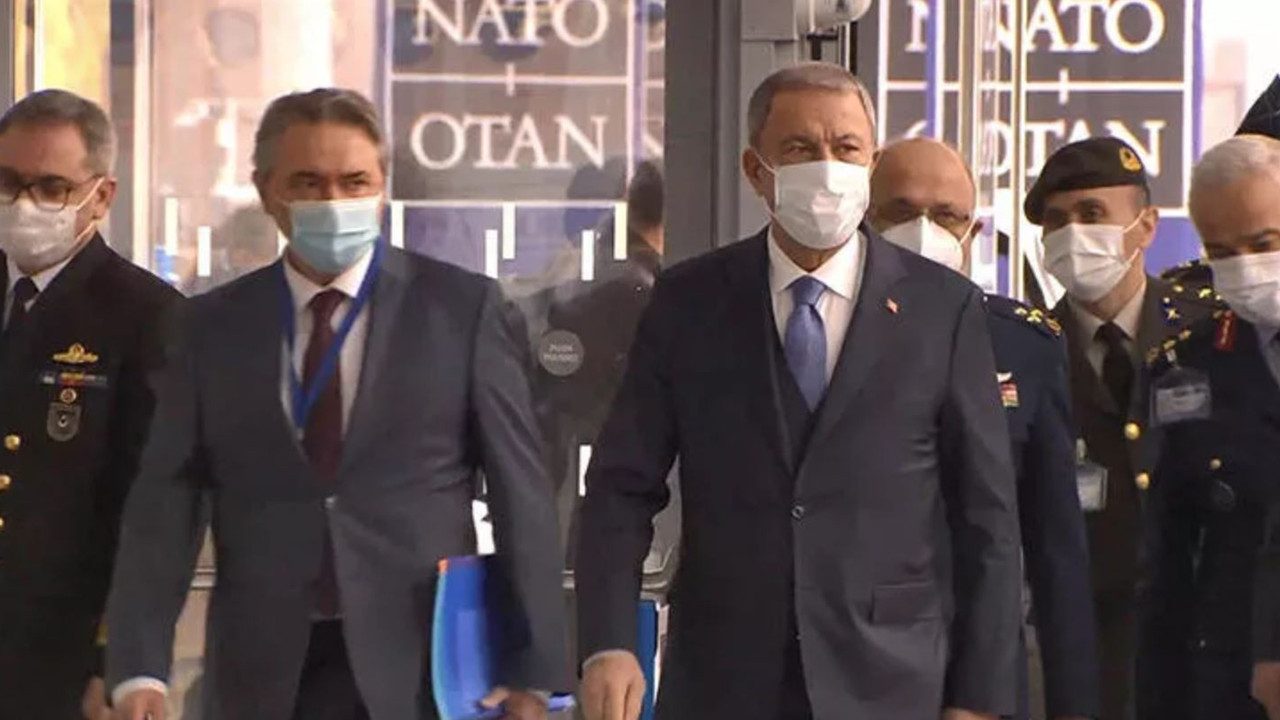 Milli Savunma Bakanı Akar NATO Karargahı'nda