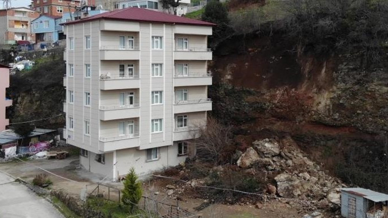 5 katlı binayı heyelan korkusu boşalttı