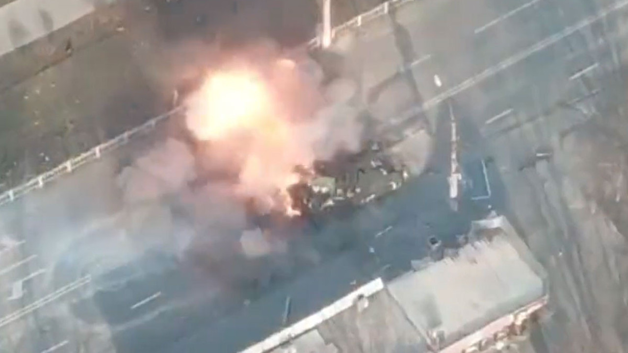 Azov Taburu görüntüleri paylaştı! Rus tankı böyle imha edildi