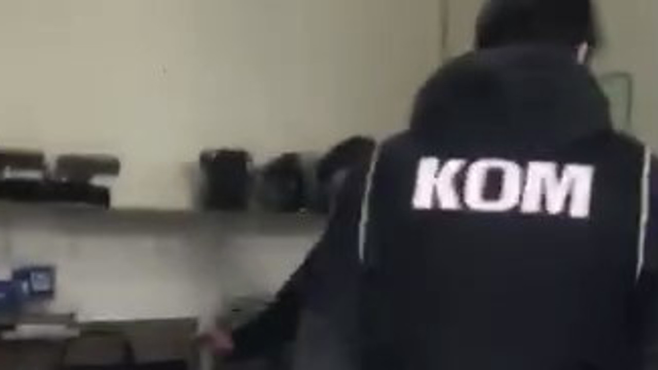 Sigara sarma makinesi yaptılar polise yakalandılar