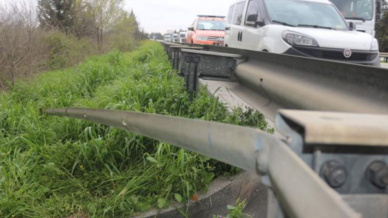 Otoyoldan bariyer çalarken yakalandılar
