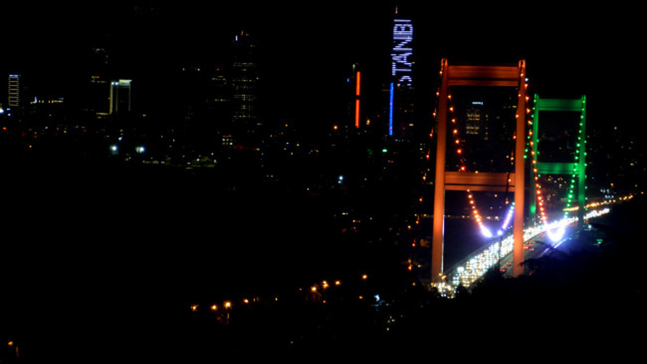 FSM Köprüsü İrlanda Milli Günü için ışıklandırıldı (18 Mart 2022)