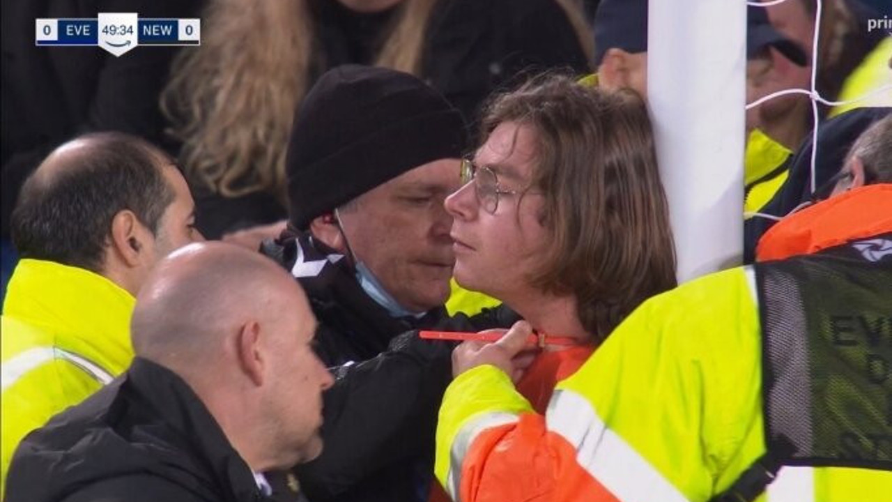 Premier Lig'de inanılmaz olay! Kendini kaleye bağladı