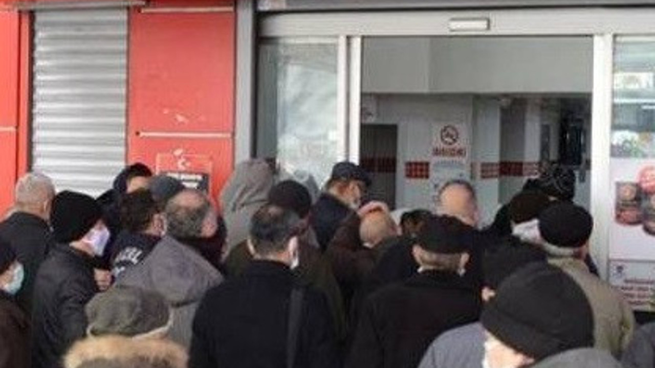 Et ve Süt Kurumu önünde indirimli et kuyruğu