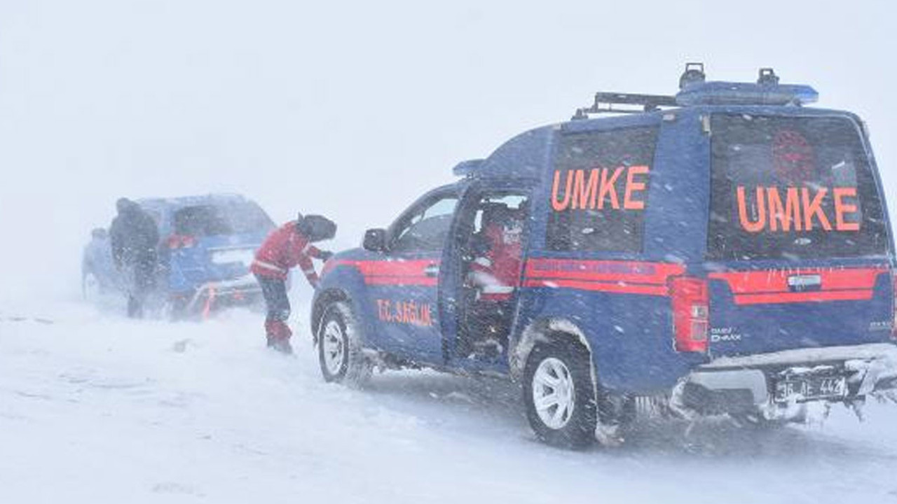 Kars-Iğdır kara yolunu tipi vurdu! Araçlar yolda kaldı, mahsur kalan 18 kişi kurtarıldı