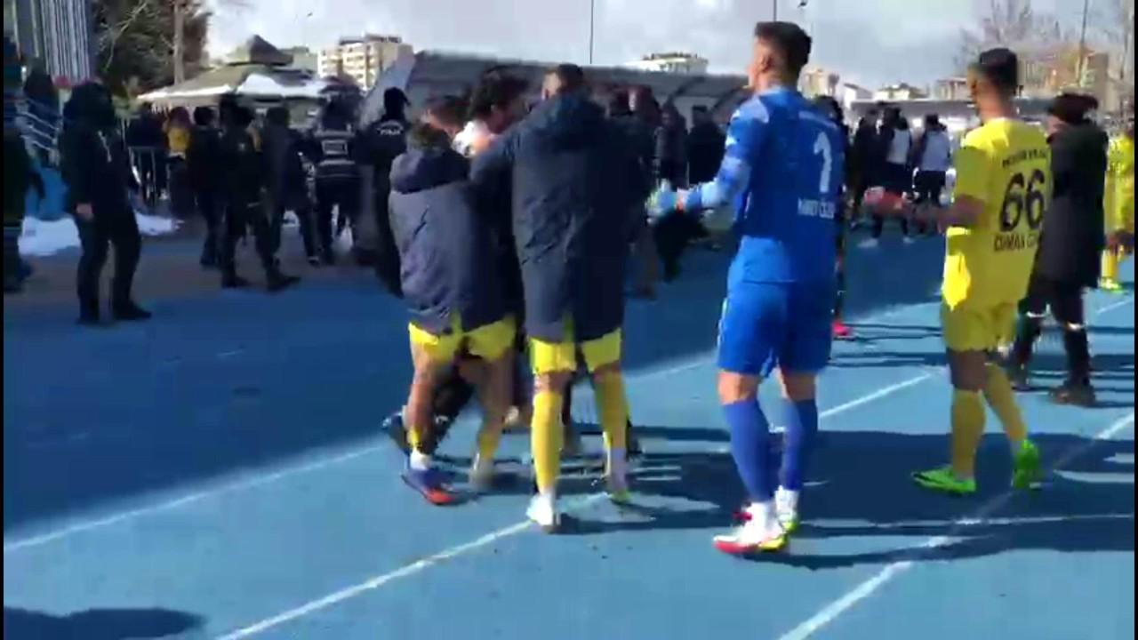 Maç bitti saha karıştı. Futbol değil adeta savaş!