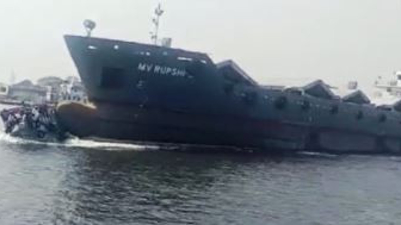 Yük gemisi çarptığı yolcu teknesini batırdı. Çok sayıda ölü ve kayıp var